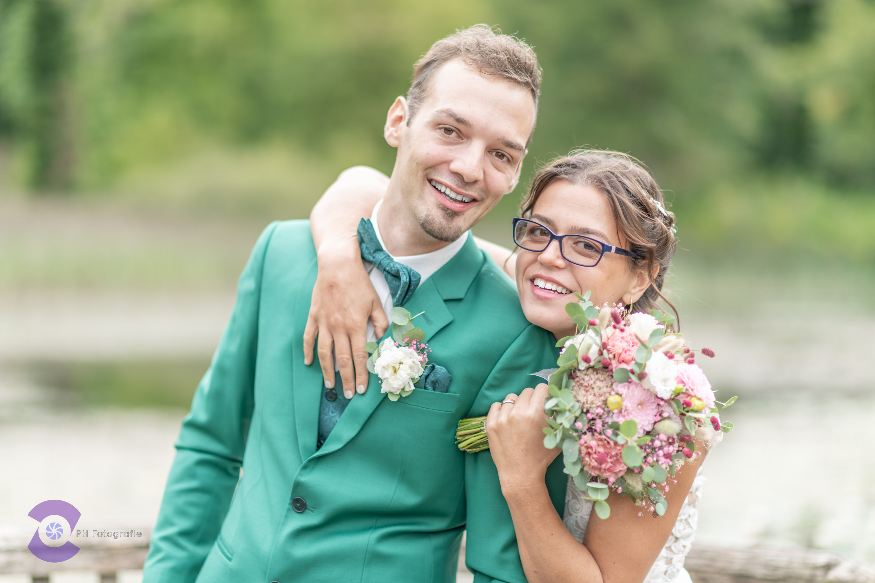 Brautpaar%20umarmt%20sich