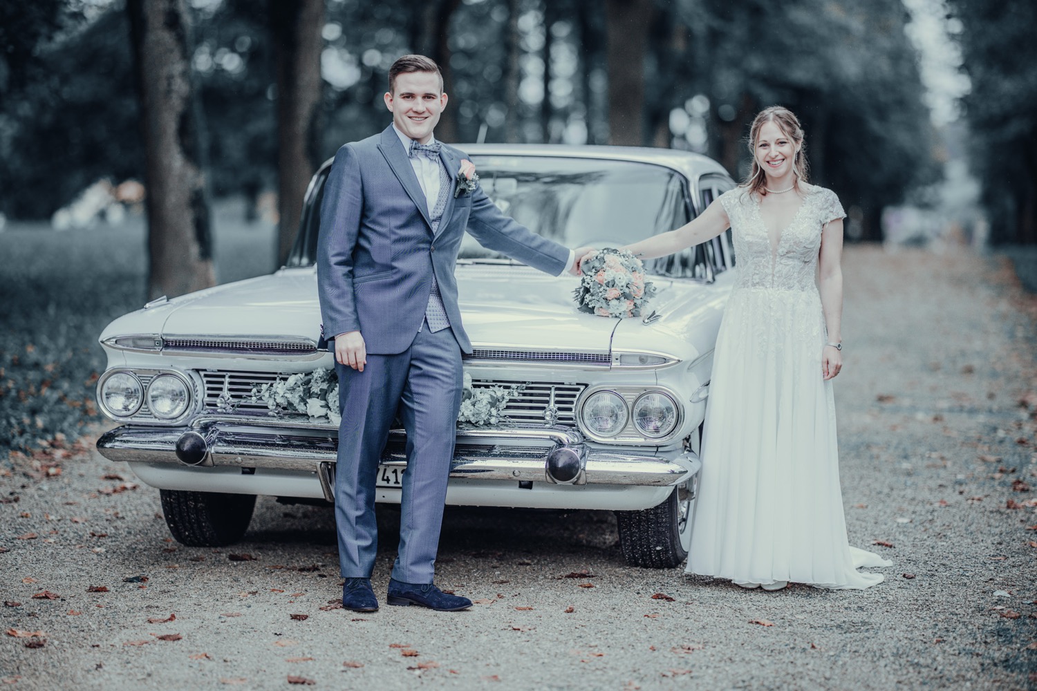 Hochzeitspaar%20mit%20Hochzeitsauto